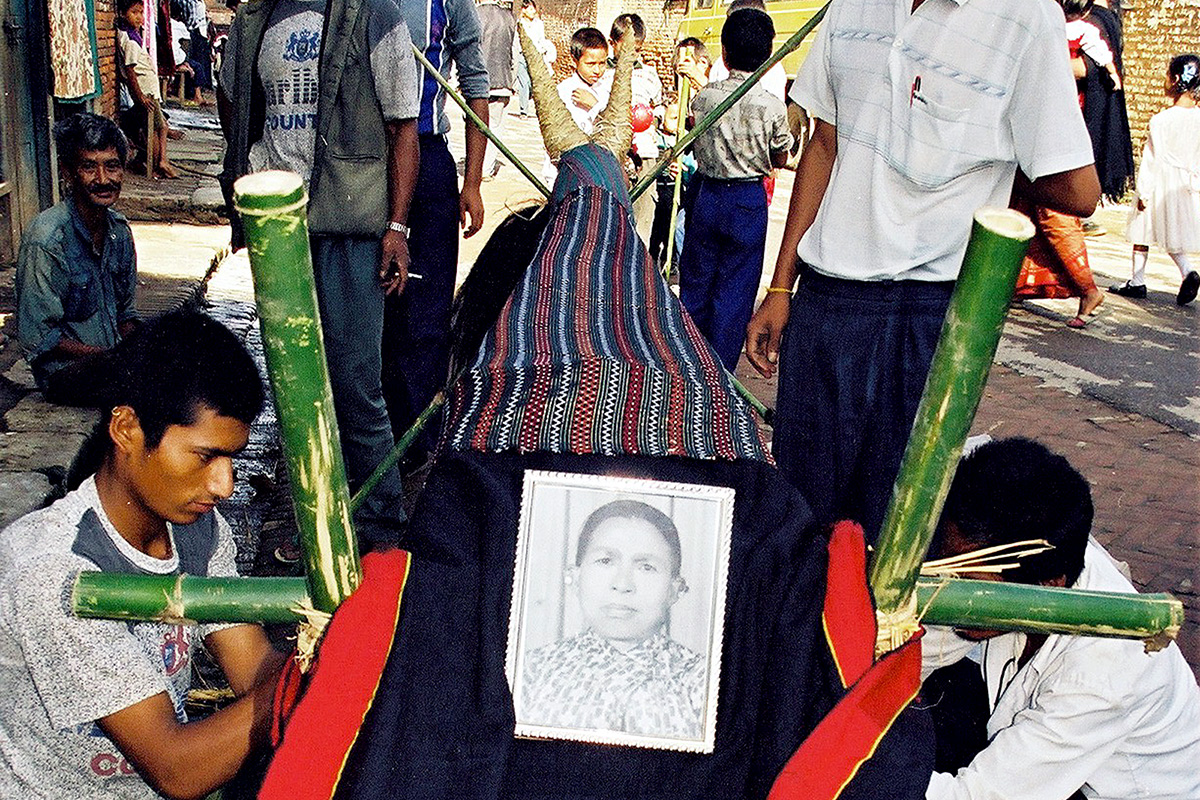 Les figures duen banyes i incorporen una fotografia del difunt a qui representen