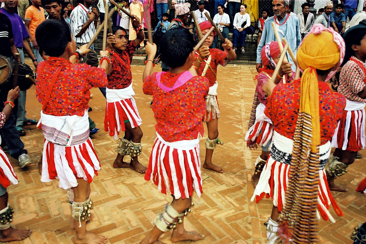 Grups de bastoners i músics acompanyen les figures