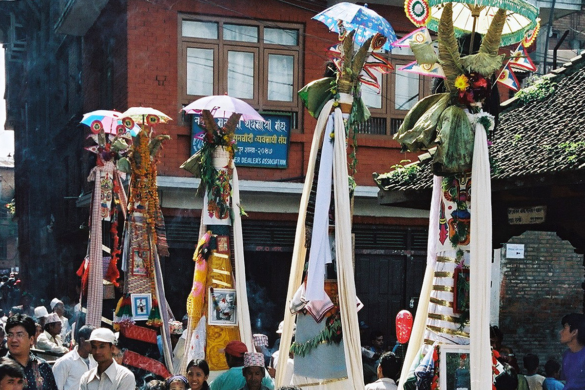 Al final s'ajunten centenars de figures