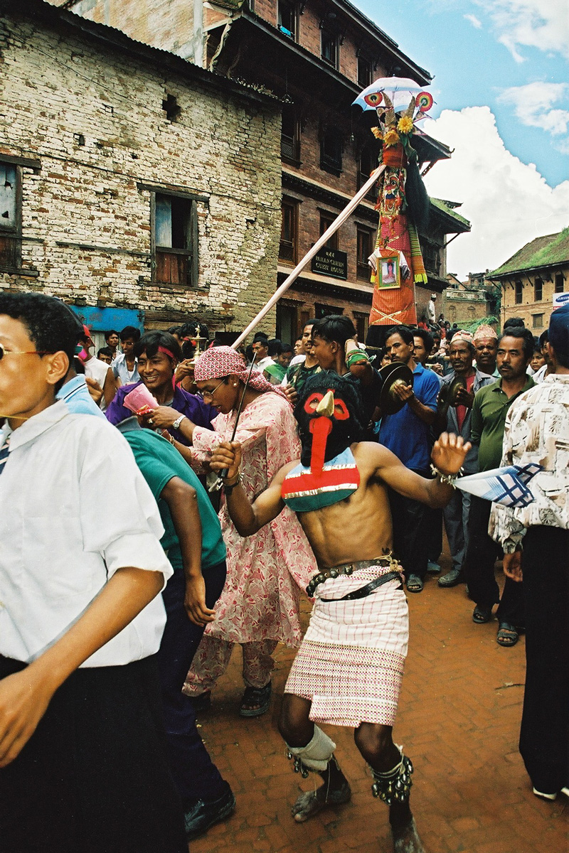 Emmascarats i transvestits van davant les figures