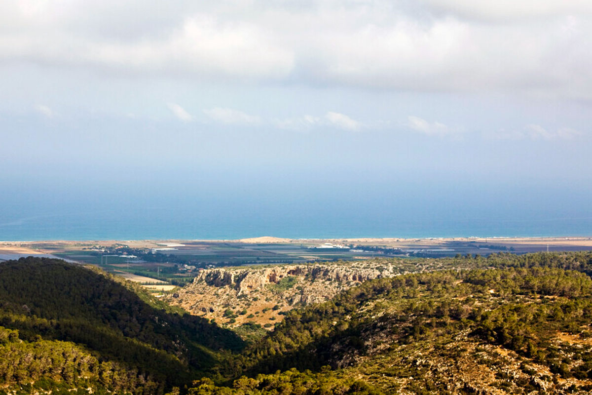 El Mont Carmel amb el mar Mediterrani al fons