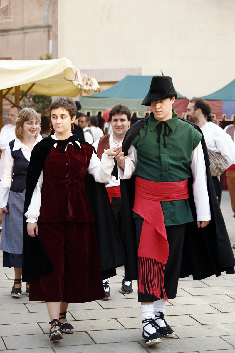 En Serrallonga i la Joana entrant en escena