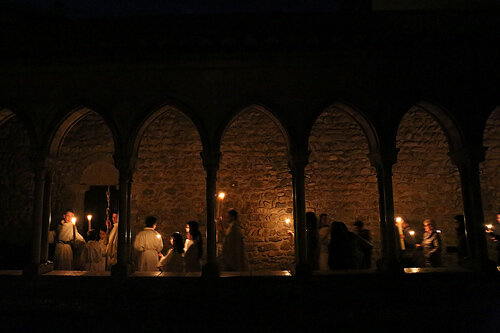 Passant pel claustre d'Arles de Tec