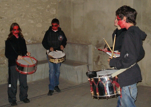 Un grup de timbalers els acompanya