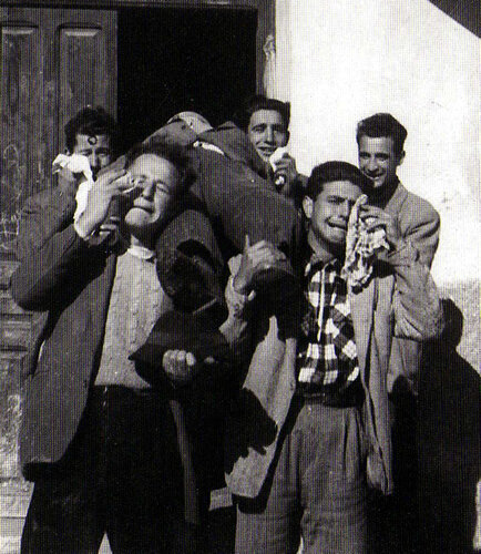 Plorant la mort del Carnestoltes a Rialb de Noguera, mitjans segle XX