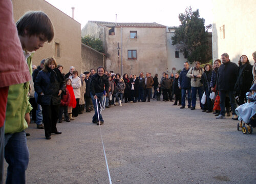 Mesurant el llançament d'un pinyol d'oliva
