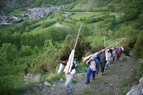 Els fallaires pujant fins l'ermita