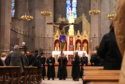 Viacrucis a l'interior de la Basílica de la Seu