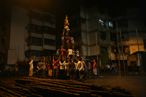 Practicant el Dahi Handi