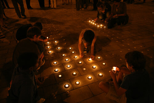 Nen encenent espelmes a Verges