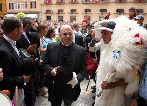 S'Homo des Be deixa passar els caixers i sa capellana