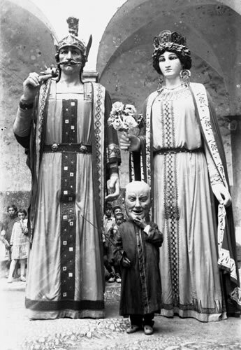 Amb els gegants, 1925. Col·lecció Joan Casulà Vilanova (Arxiu d'Imatges d'Olot)