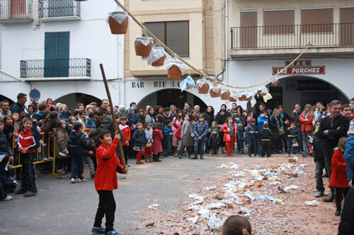 Xiquet trencant una olla