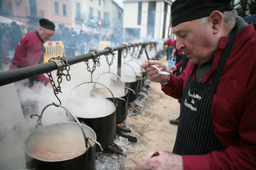 Tastant l'escudella abans de servir-la