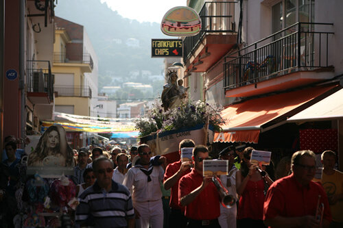 La processó pels carrers turístics