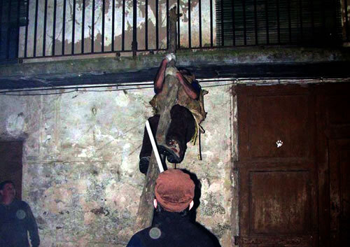 Pujant a un balcó