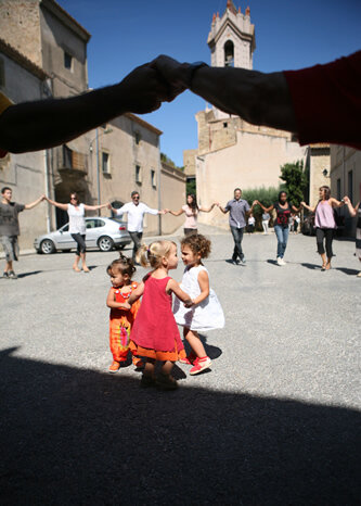 Mainada ballant sardanes