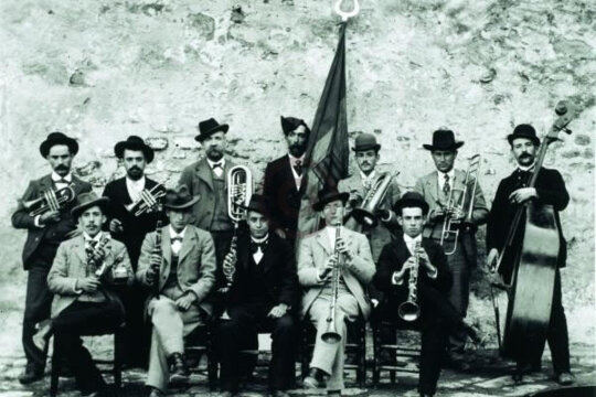 Foto antiga d'una cobla empordanesa