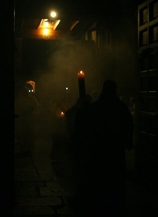 El ciri pasqual entrant el foc nou dins l'església
