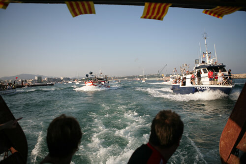 Grans barques de pesca participen a la processó