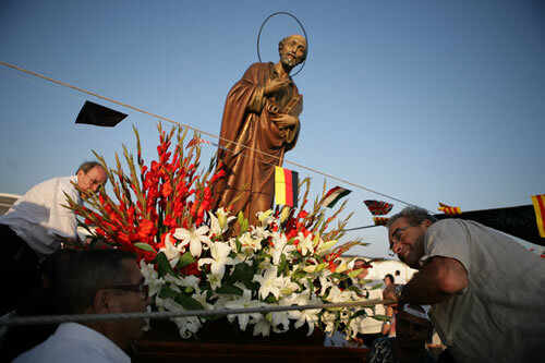 Pujant la imatge de sant Pere dins el vaixell