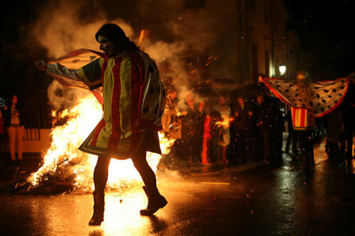 Ballant al costat del foc