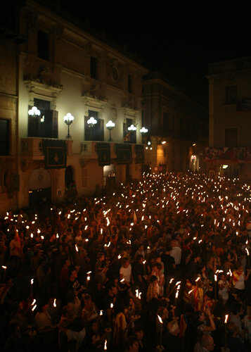 La marxa comença a la plaça de la vila