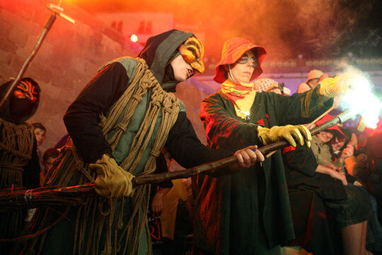 Bruixes a l'orgia de foc i aigua final