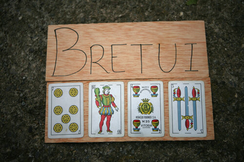 Un dels cartrons del joc a Bretui