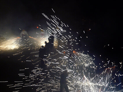 El carrer s'omple d'espurnes i trons