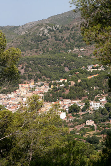 El poble, amb l'ermita al capdamunt
