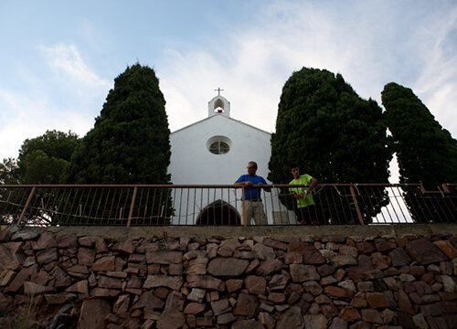 Preparant la traca d'inici, sota l'ermita