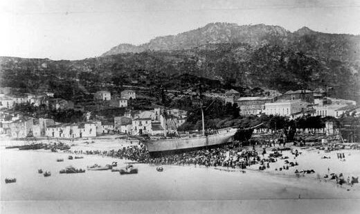 Veler a la platja de Sant Feliu just abans de la seva avarada (1870-1880)