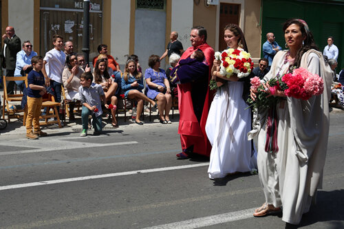 Personatges bíblics repartint flors