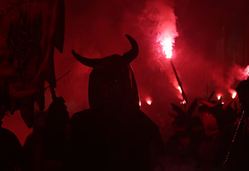 Entrada a plaça amb botafocs