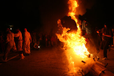 La gent travessa les flames saltant