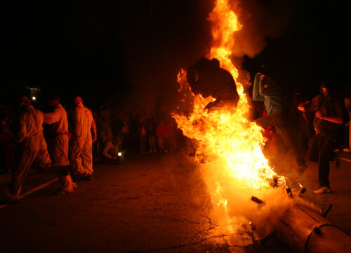 La gent travessa les flames saltant