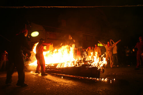 Combustible per fer més altes les flames