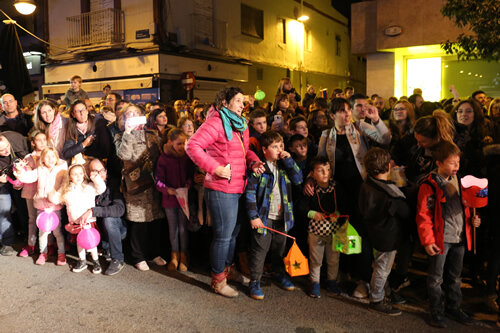 Esperant els Reis amb fanalets i bombes