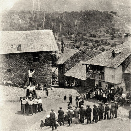 Moment final del ball de la pila a Taüll, als anys 30. Arxiu Ramon Violant i Simorra