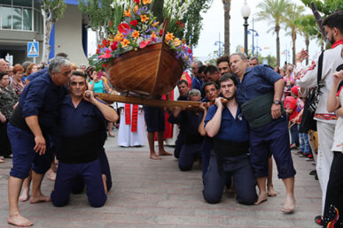 Els portants entren de genolls a l'església