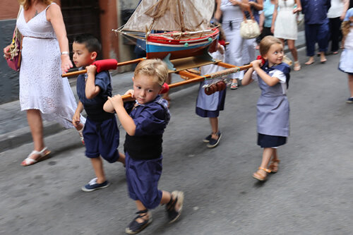Xiquets amb la rèplica del Serrallo