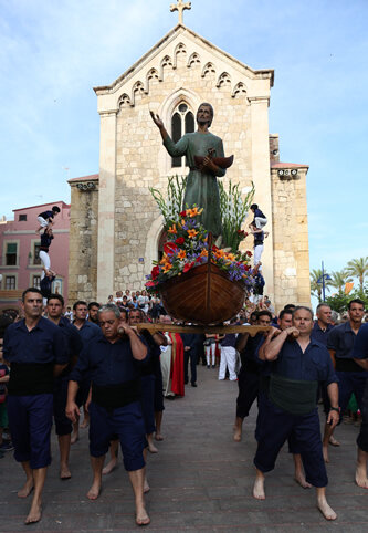 Sortida de l'església amb els pilars