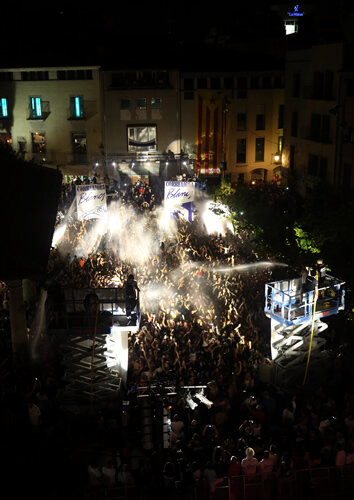 La plaça Porxada s'omple de gom a gom
