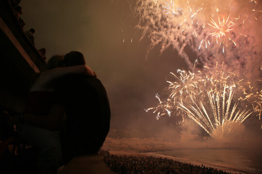 Una parella mirant els focs