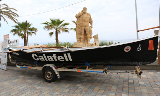 Llagut davant el monument al pescador