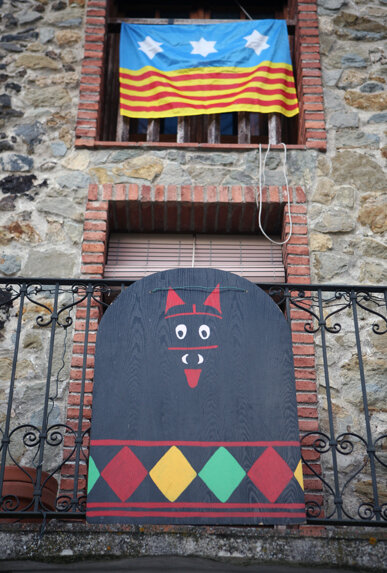 La mulassa i la bandera de Sant Feliu de Pallerols