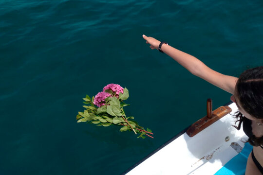Ofrena de flors al mar