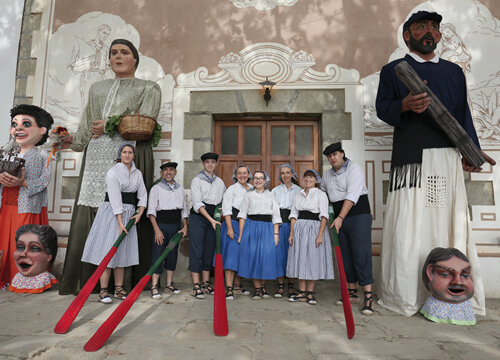 Foto de grup amb els gegants de l'ermita