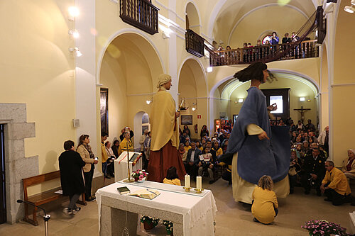 Ballada dels gegants dins l'església